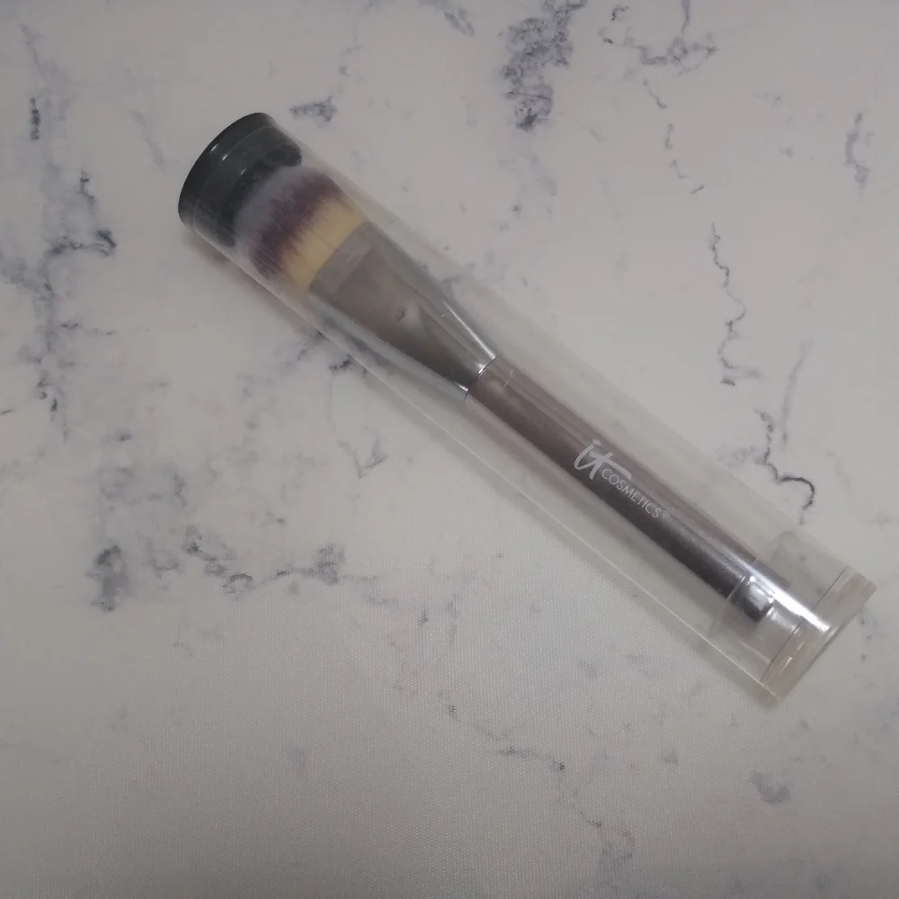 It Cosmetics Plush Paddle Foundation Brush